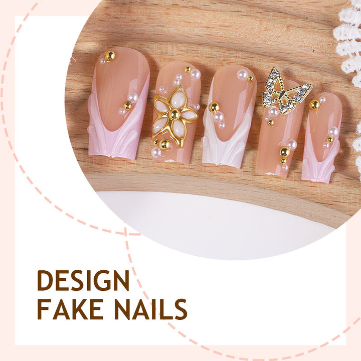 Kunstnagelset mit dekorativen Akzenten und eleganten Details Karnz