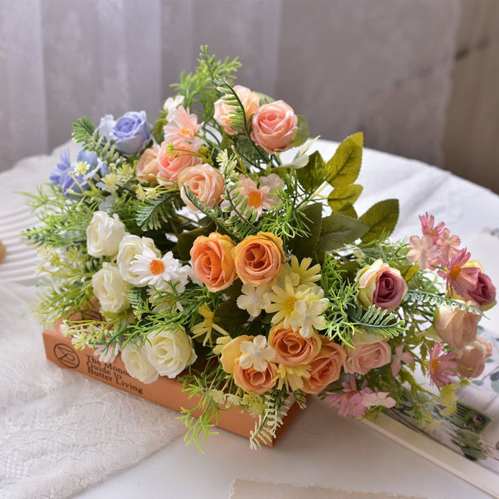 Lebensechter künstlicher Blumenstrauß mit Farnakzenten