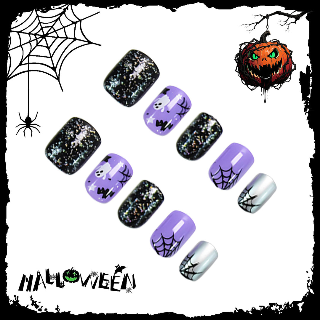 Halloween Kunstnagelset mit spooky Motiven und Glitzerakzenten Karnz