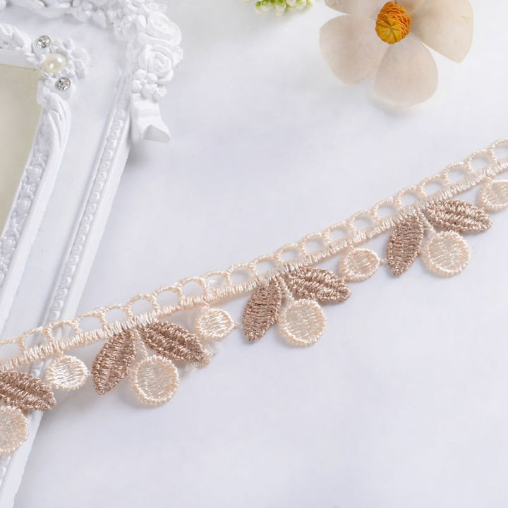 Eleganter Spitzenband Karnz