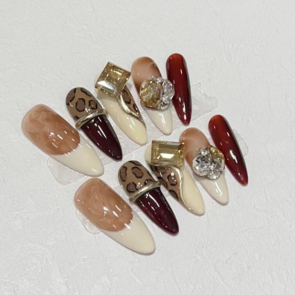 Stiletto Press-On Nagelkunst Set mit dekorativen Edelsteinakzenten Karnz