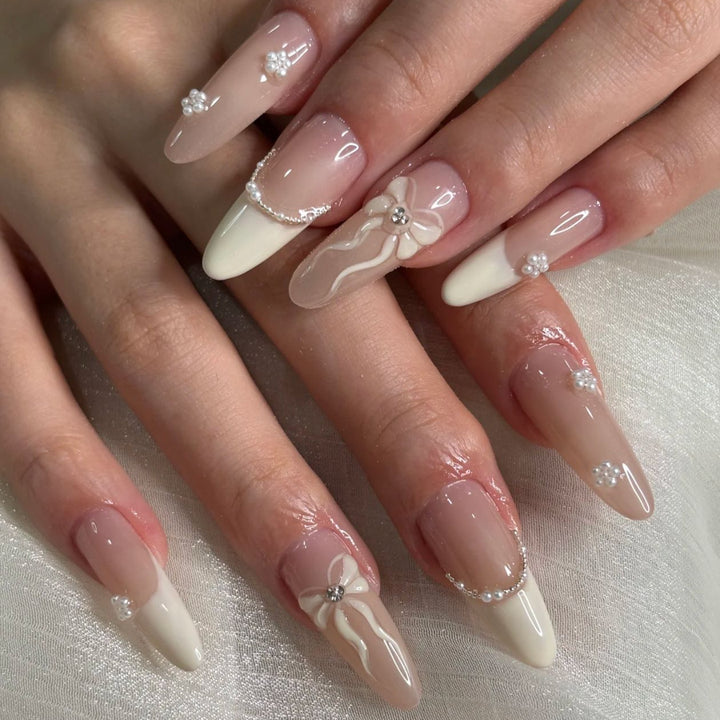 Künstlerisches, mandelförmiges Press-On-Nagelset mit eleganten floralen Akzenten Karnz