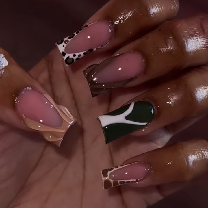 Künstlerisches Press-On-Nail-Set mit einzigartigen Mustern Karnz