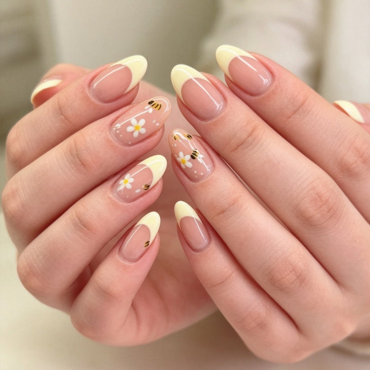 Kunstnägel mit Elegantem French-Tip und Floralen Akzenten Karnz