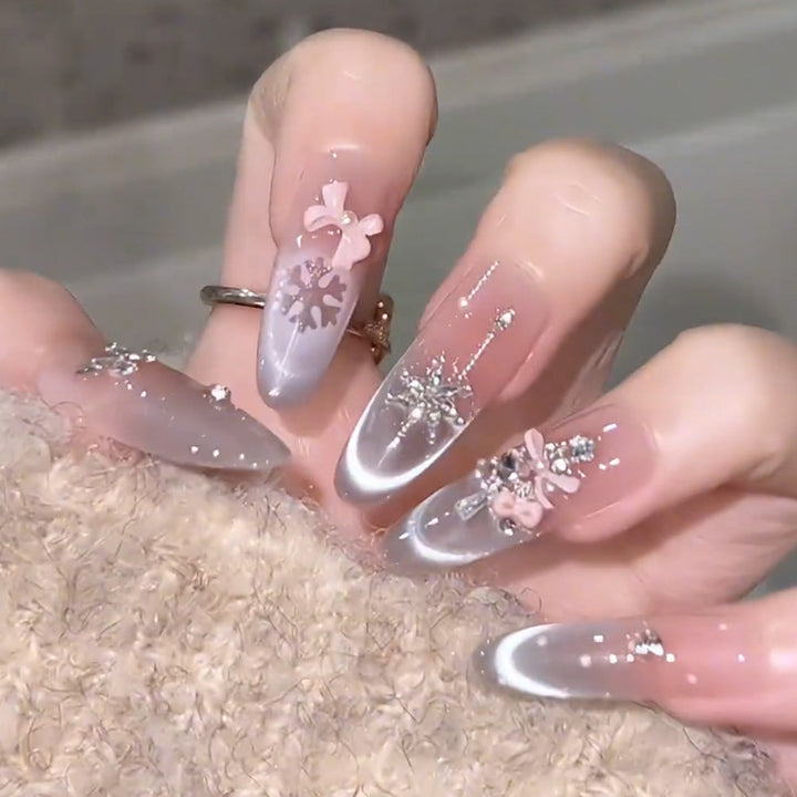 Glamouröse Kunstnagelspitzen mit 3D-Blüten- und Kristallverzierungen Karnz