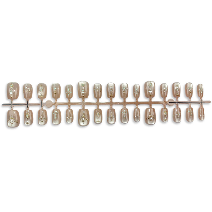 Dekoratives Press-On Nagelkunst-Set mit eleganten Designs