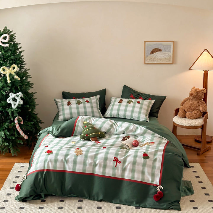 Weihnachtliche Baumwollsatin-Bettwäschegarnitur mit kariertem Patchwork, gestickten Applikationen und Pompon-Details Karnz