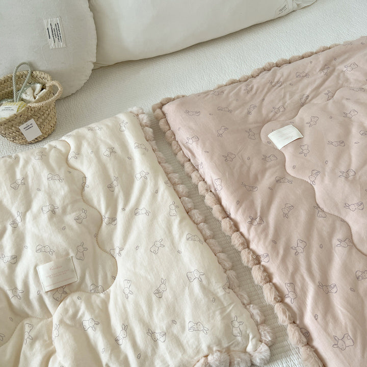 Kuscheldecke Baby-Steppdecke mit Plüschfutter und Hasenmotiv