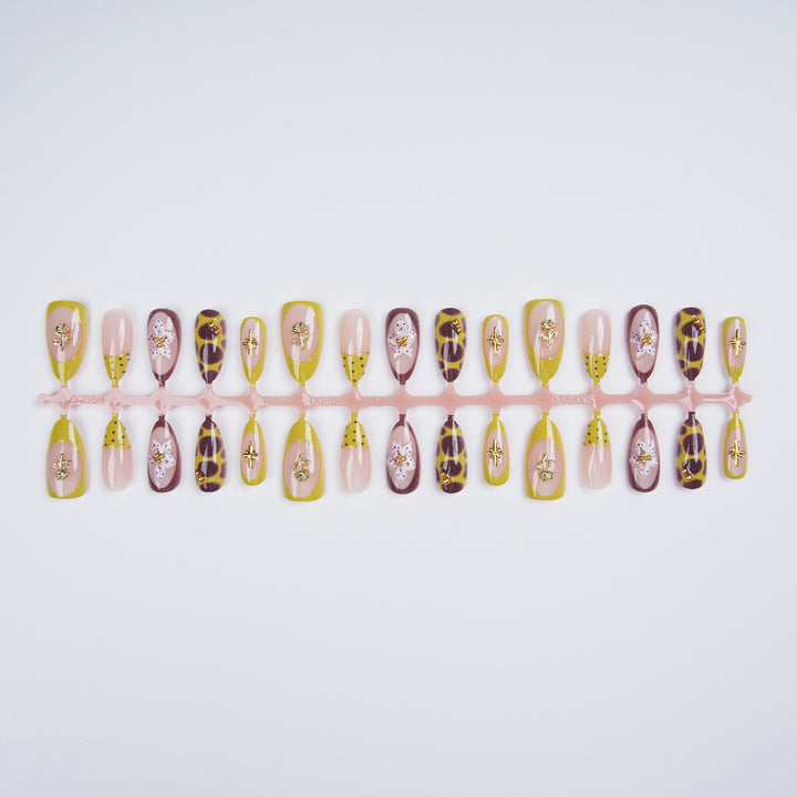 Elegantes Kunstnagel-Set mit einzigartigem Design Karnz