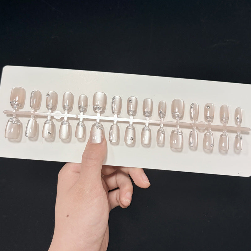 Elegante dekorative Drucknägel mit metallischen Akzenten Karnz