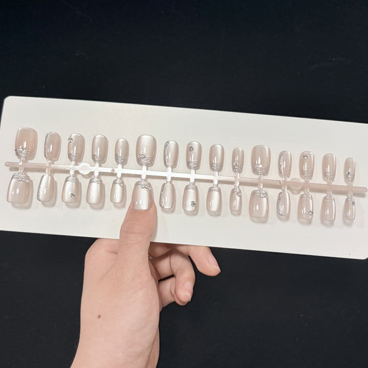 Elegante dekorative Drucknägel mit metallischen Akzenten Karnz