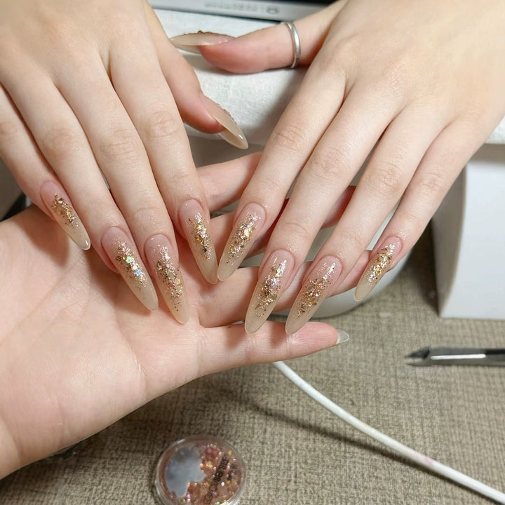 Elegante Stiletto-Nagelverlängerungen mit Glitzerakzenten