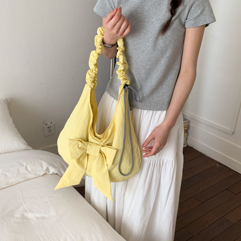 Schultertasche mit Schleifenverzierung