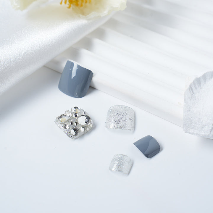 Glamouröse mit Rhinestones verzierte Nagelspitzen Karnz