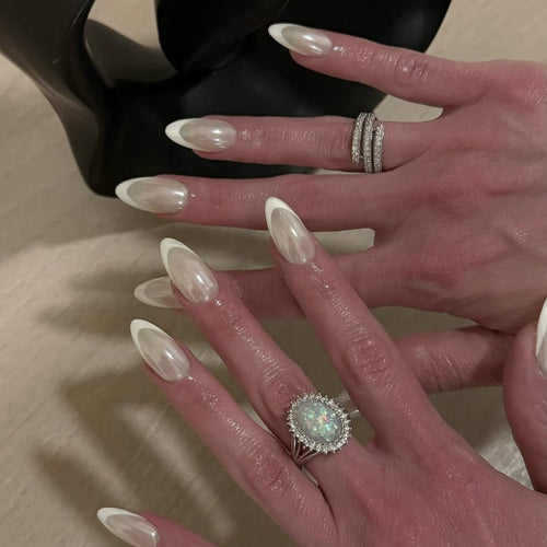 Kunstvolle Stiletto-Nägel mit Eleganten French-Tip Verzierungen Karnz