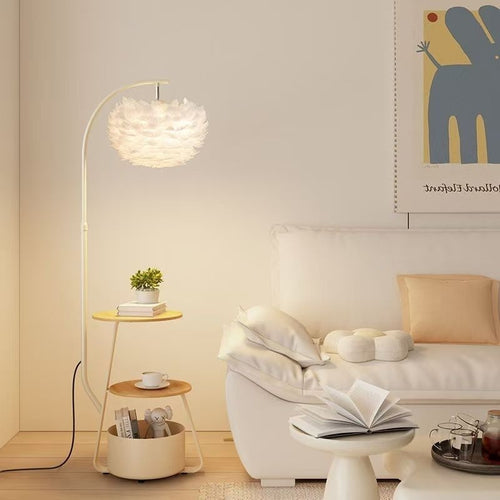Künstlerische Stehlampe mit elegantem Federlampenschirm