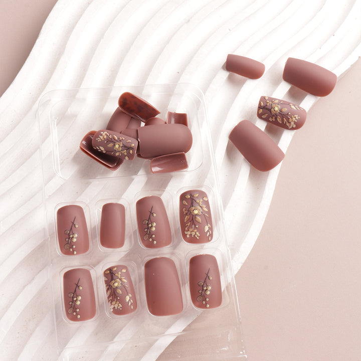 Künstlerische Nagelkunst Karnz
