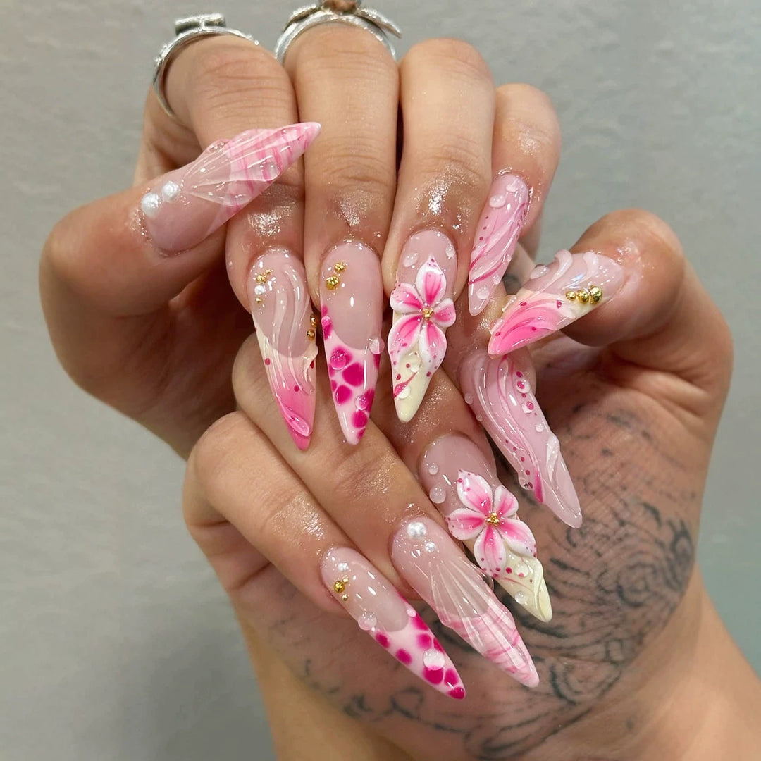 Florale Stiletto Press-On Nagelset mit künstlerischem Design Karnz