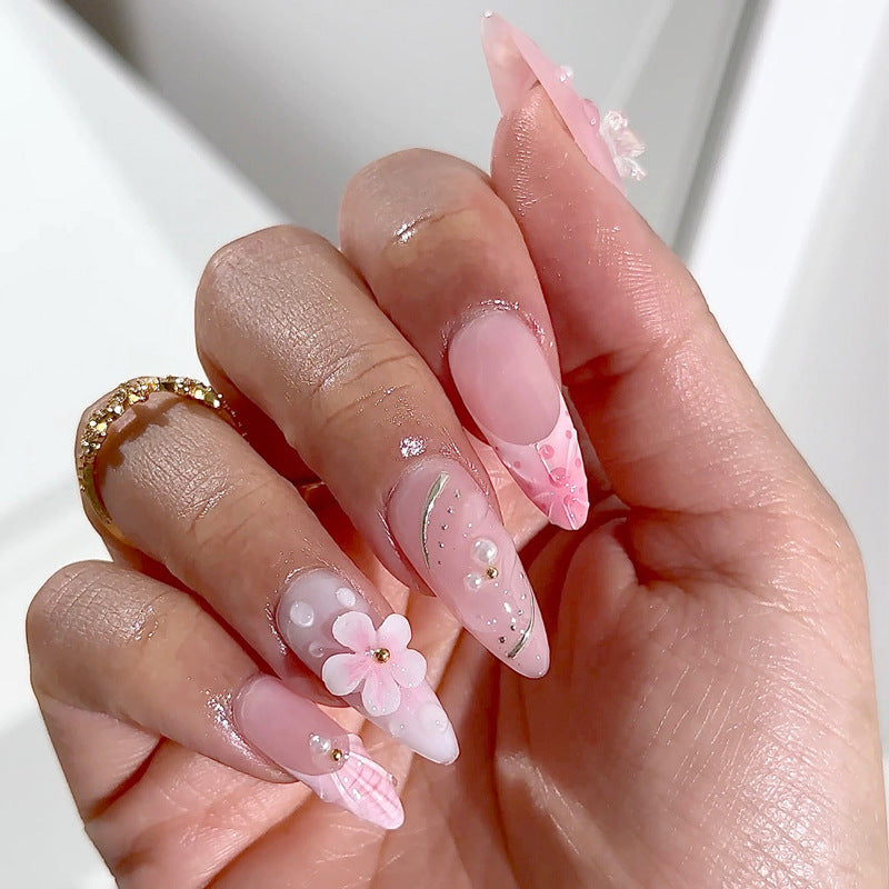 Künstlerisches Floral Press-On Nagelset mit dekorativen Gelakzenten Karnz
