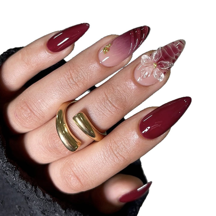 Kunstnagelset mit modernem Spitzen-Design und eindrucksvoller Blütenapplikation Karnz