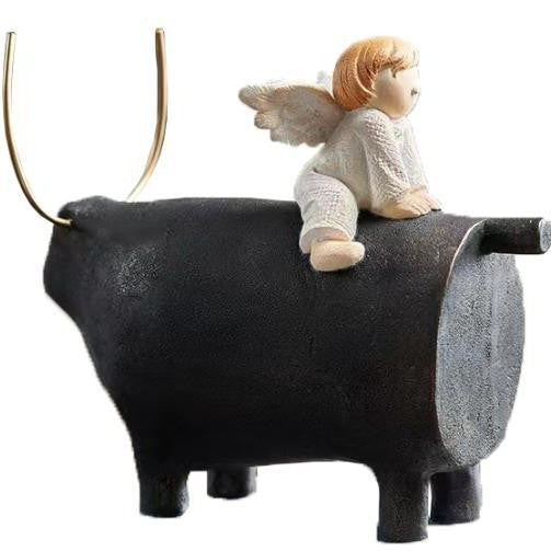 Dekorative Engel Figur auf schwarzer Stier-Skulptur