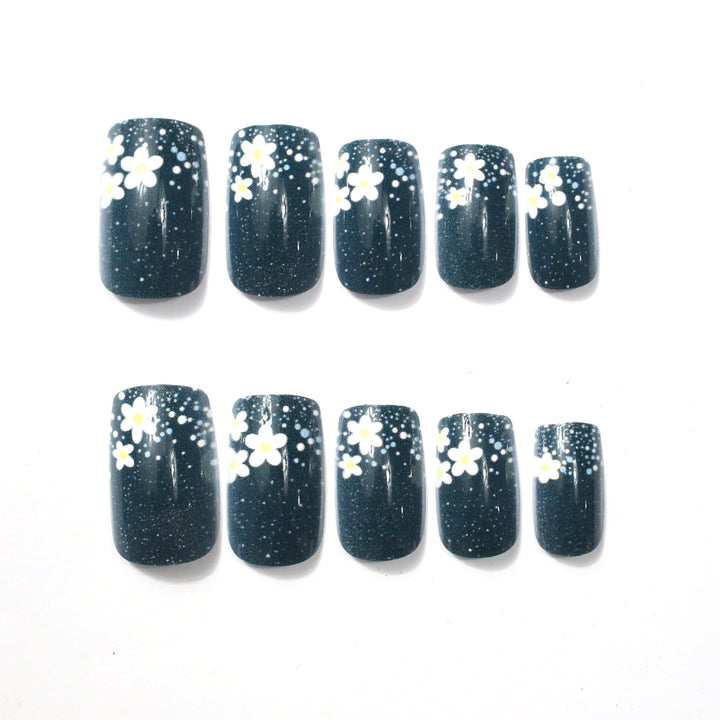 Kunstvolle Nagelspitzen mit Blütenmotiven Karnz