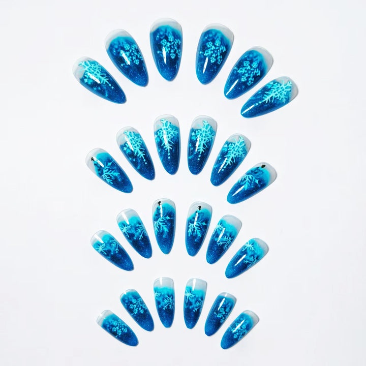 Klares Nageldesign mit Glitzer und Schneeflocken-Motiv Karnz