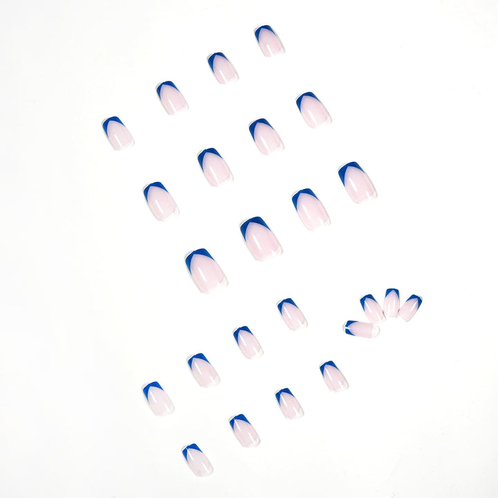 Stylische Nagelkunst mit modernen französischen Spitzen Karnz
