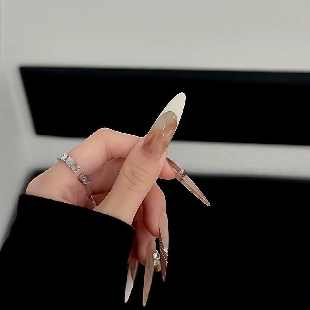 Kunstnagelset mit Elegantem Glamour-Design Karnz