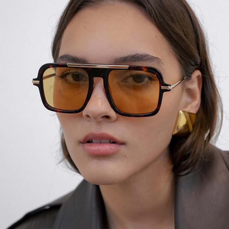 Damen quadratische Designer-Sonnenbrille mit goldenen Akzenten und schützendem UV-Filter Karnz