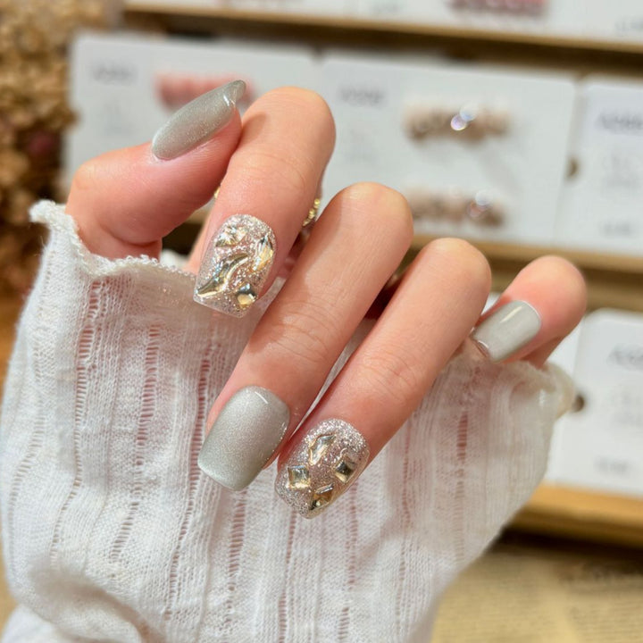 Dekorativer Press-On-Nagelkunst-Set mit funkelnden Strass-Akzenten Karnz