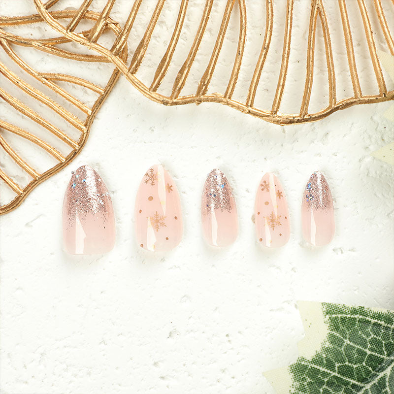 Elegante Kunstnägel mit Glitzer- und Schneeflockendekor Karnz