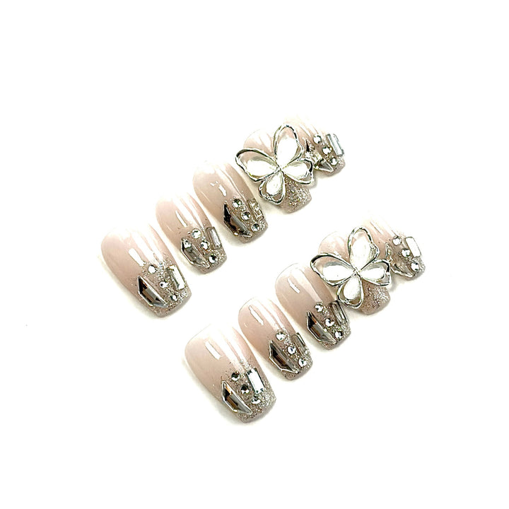 Elegantes Press-On Nail Art Set mit Schmetterlingen und silbernen Akzenten