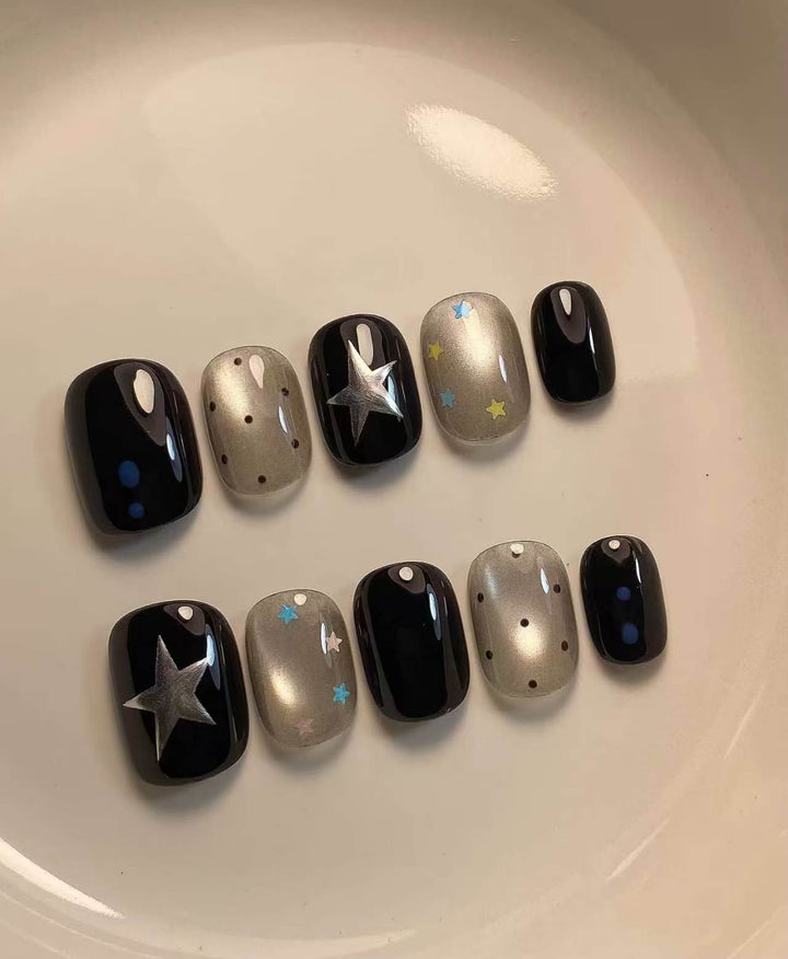 Künstlerisches Press-On Nagelset mit himmlischen Designs