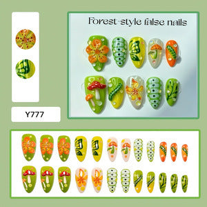 Kunstnägel im Wald-Stil mit floralen und pilzförmigen Designs Karnz