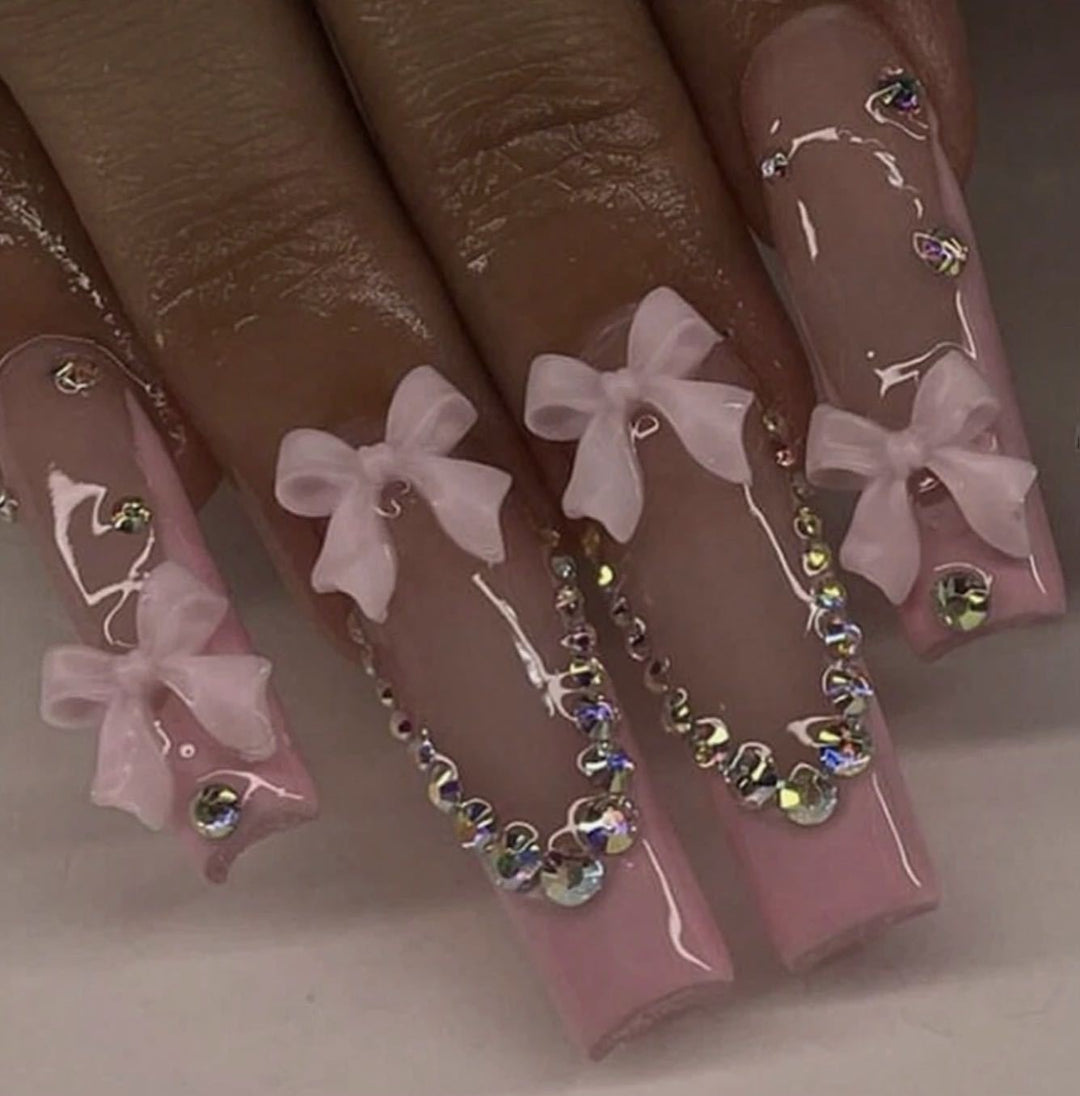 Kunstnagelset mit filigranen Bogenverzierungen und Strassdetails Karnz