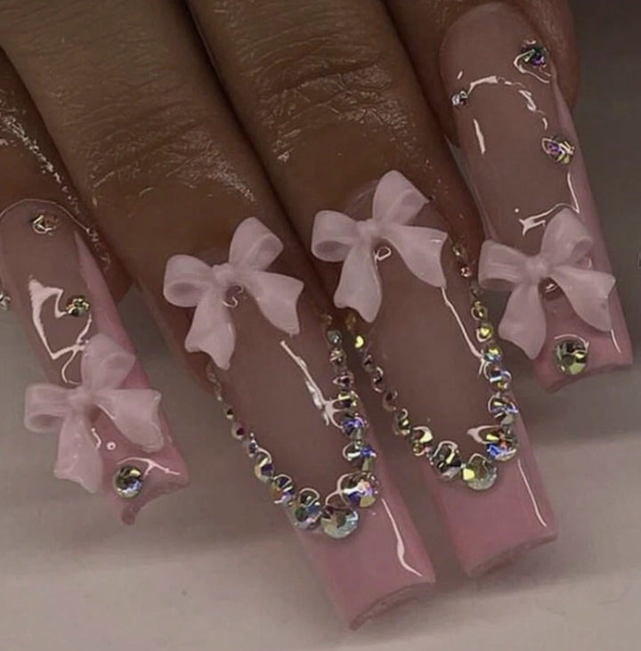 Kunstnagelset mit filigranen Bogenverzierungen und Strassdetails Karnz