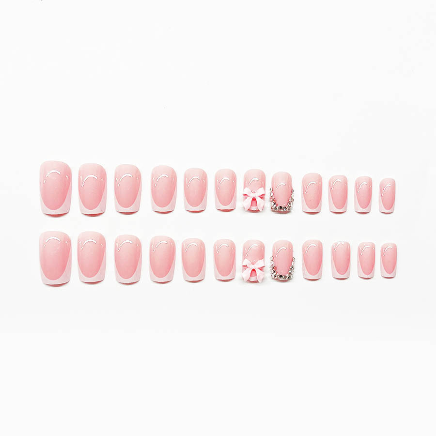 Kunstnagelset mit eleganten Details und 3D-Verzierungen Karnz