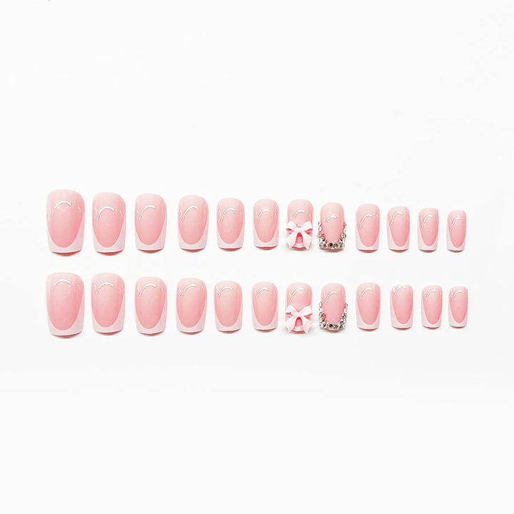 Kunstnagelset mit eleganten Details und 3D-Verzierungen Karnz