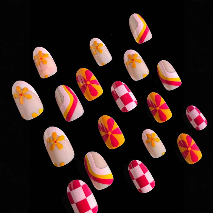 Kreatives Kunstnagelset mit lebendigen Mustern Karnz