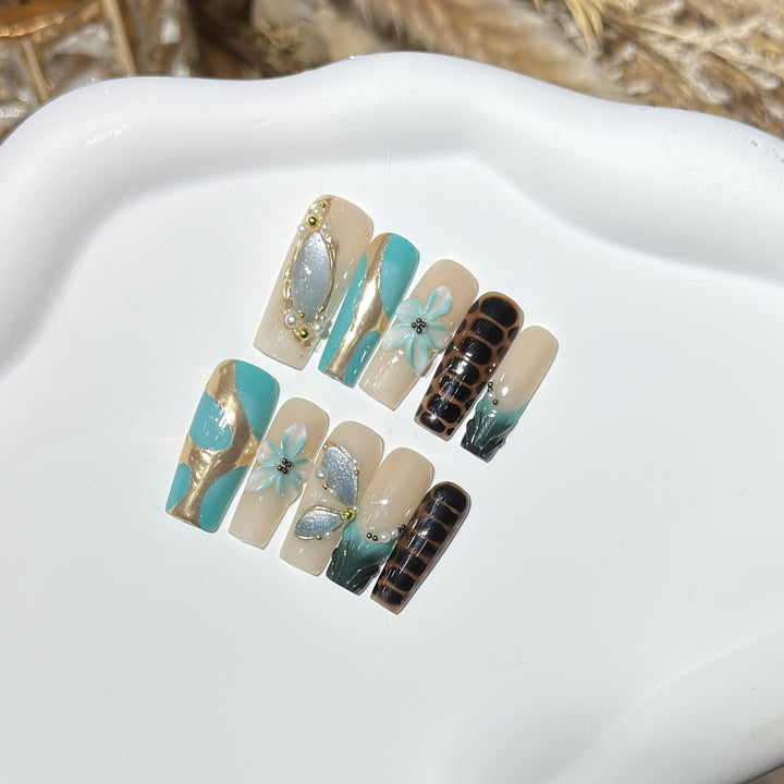 Künstlerisches Press-On Nagelkunstset mit floralen und geometrischen Designs Karnz