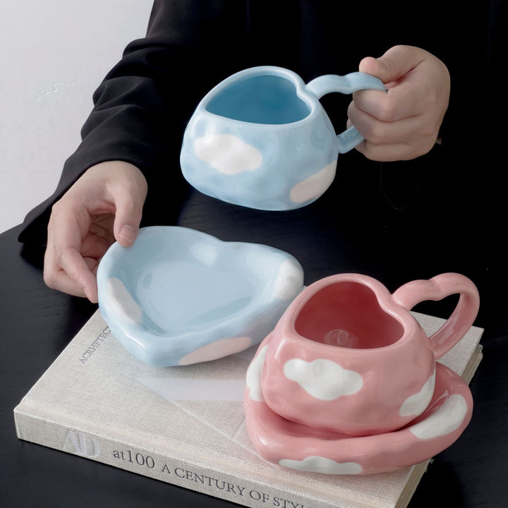 Verspielte Keramik-Herzbecher mit organischer Wolken-Untertasse