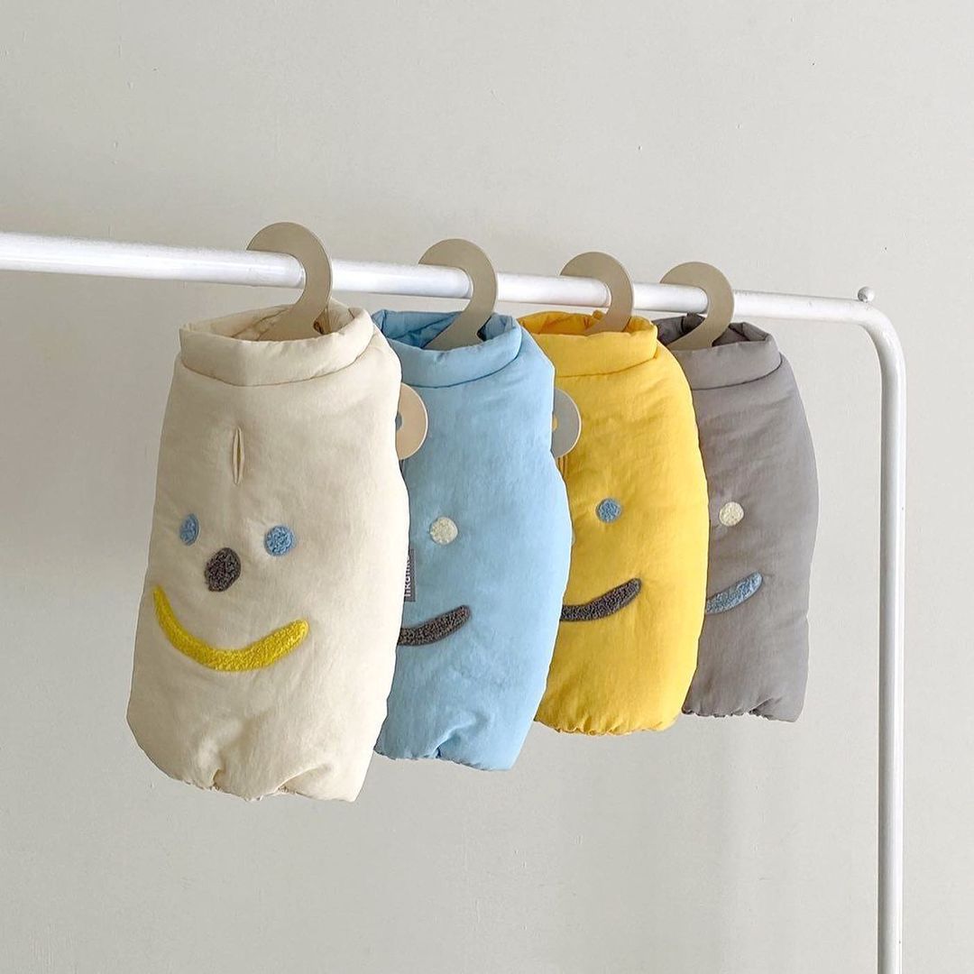Gepolsterte Puffer-Hundeweste mit besticktem Smiley-Gesicht und Rücken-Harness-Slot