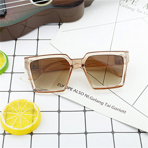 Damen Oversized-Sonnenbrille im modischen Eckdesign Karnz