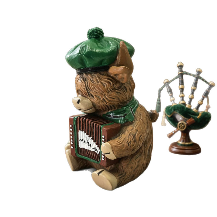Dekorative Hochlandrind Figur mit Akkordeon Karnz