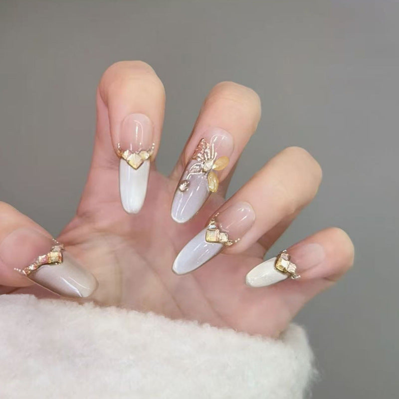 Glamouröse Kunstnägel mit eleganten Golden Details Karnz