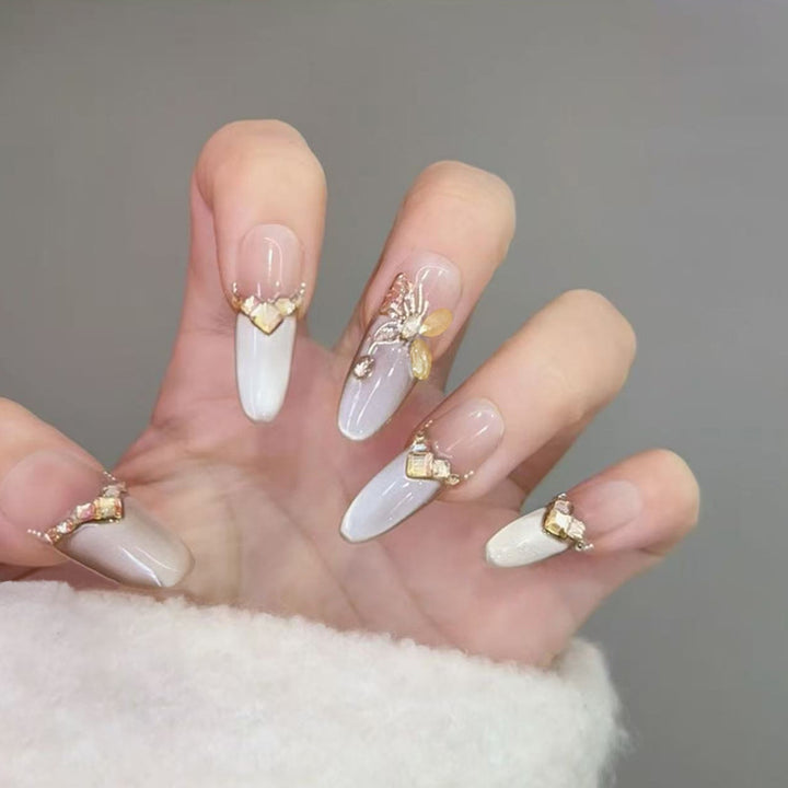 Glamouröse Kunstnägel mit eleganten Golden Details Karnz