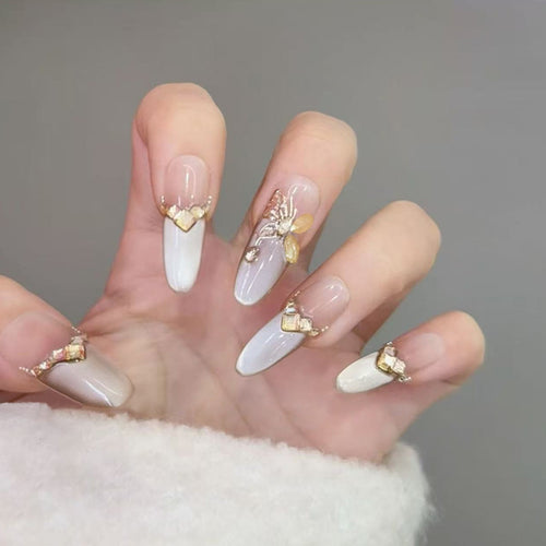 Glamouröse Kunstnägel mit eleganten Golden Details Karnz