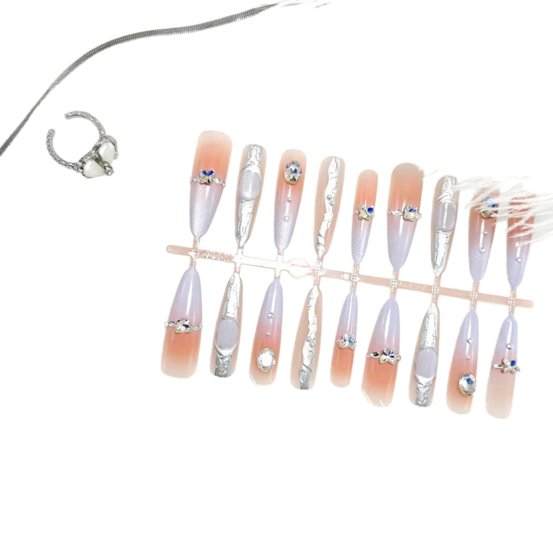 Kunstnägel mit Elegantem Glitzer-Design und Feinen 3D Verzierungen Karnz