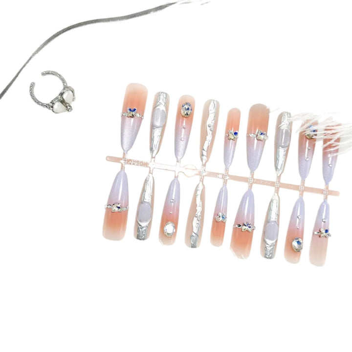 Kunstnägel mit Elegantem Glitzer-Design und Feinen 3D Verzierungen Karnz